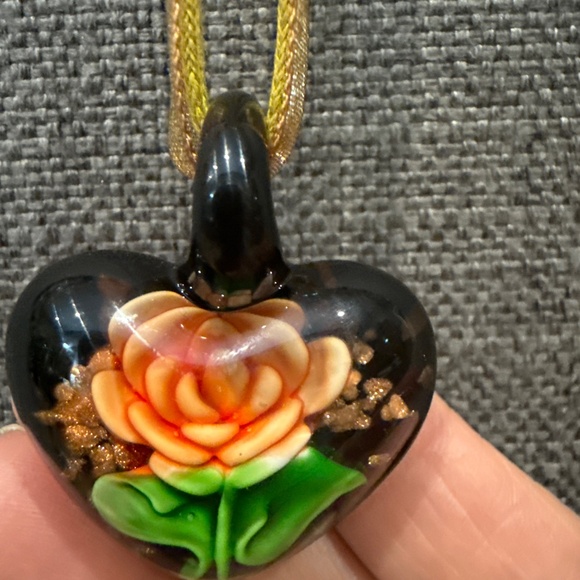 Murano glass heart pendant on ribbon - Picture 3 of 6